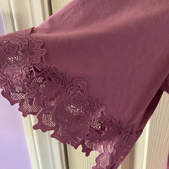 Simply Vera Wang Rose Crochet Lace Sleeve Top Purple Size Medium - Picture 4 of 5